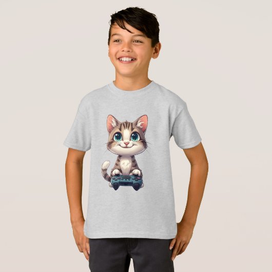 子猫がゲームコントローラを持って笑顔 ゲーマー猫 Tシャツ (正面フル)