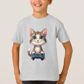 子猫がゲームコントローラを持って笑顔 ゲーマー猫 Tシャツ (正面)