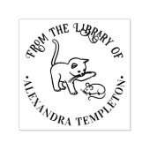 子猫がマウスで遊ぶ図書館の本の名前 セルフインキングスタンプ (デザイン)