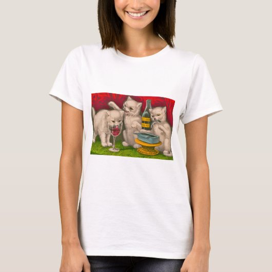 子猫が飲み食べ魚やイワシ Tシャツ (正面)