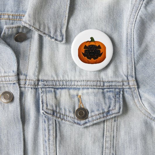 子猫たっぷりのカボチャ – かわいい黒猫ハロウィン 缶バッジ (インサイチュ)
