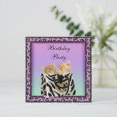 子猫と紫のヒョウが毛皮の誕生パーティーをプリント 招待状 (スタンド正面)
