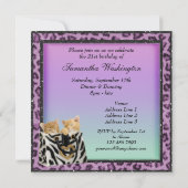 子猫と紫のヒョウが毛皮の誕生パーティーをプリント 招待状 (裏面)