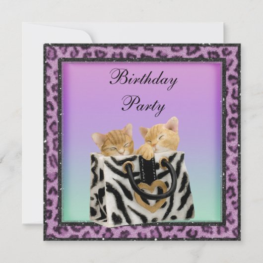 子猫と紫のヒョウが毛皮の誕生パーティーをプリント 招待状 (正面)