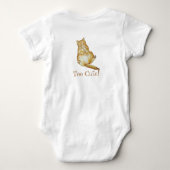 子猫のように眠っているジンジャー猫のかわいい写真 ベビーボディスーツ (裏面)