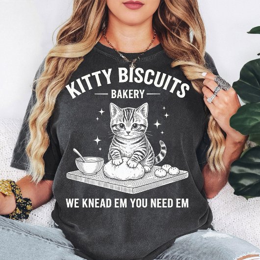 子猫のクッキー・パン屋さん パン生地を捏ねる猫 パン Tシャツ