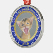 子猫のパーソナライズされた初めてのクリスマス写真 メタルオーナメント (左)