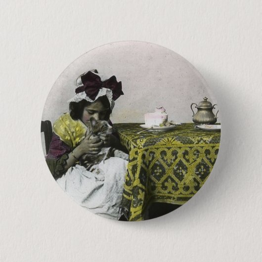 子猫のヴィンテージのビクトリアンな女の子の茶時間 缶バッジ (正面)