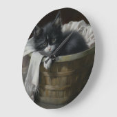 子猫の居心地の良いコーナー ラージ壁時計 (傾斜)