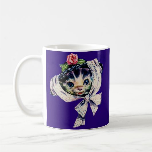 子猫の帽子をかぶった可愛らしい子猫 コーヒーマグカップ (左)