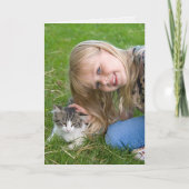子猫の誕生日を迎えた笑顔の少女 カード (正面)