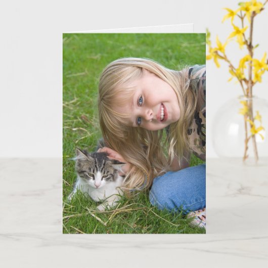 子猫の誕生日を迎えた笑顔の少女 カード (黄色い花)