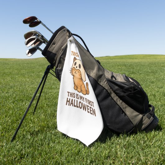 子猫は初めてのハロウィーンの準備ができてマスクを着ている ゴルフタオル (グリーン)