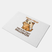 子猫は初めてのハロウィーンの準備ができてマスクを着ている ドアマット (アングル)