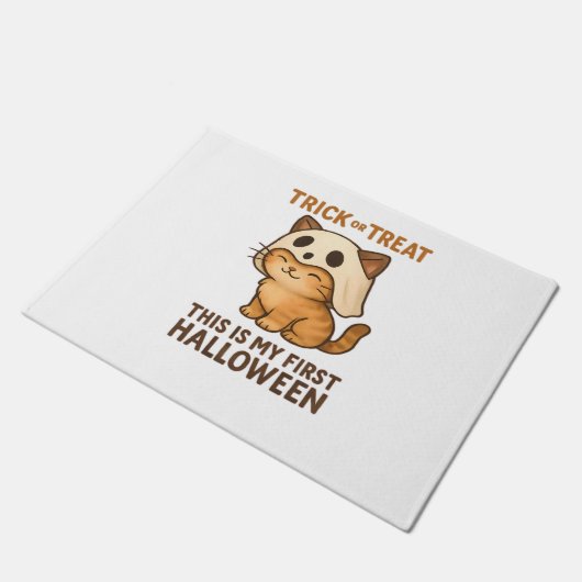 子猫は初めてのハロウィーンの準備ができてマスクを着ている ドアマット (アングル)