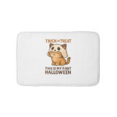 子猫は初めてのハロウィーンの準備ができてマスクを着ている バスマット (正面)