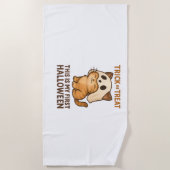 子猫は初めてのハロウィーンの準備ができてマスクを着ている ビーチタオル (正面)