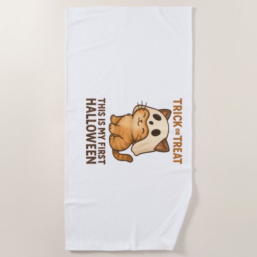 子猫は初めてのハロウィーンの準備ができてマスクを着ている ビーチタオル (正面)