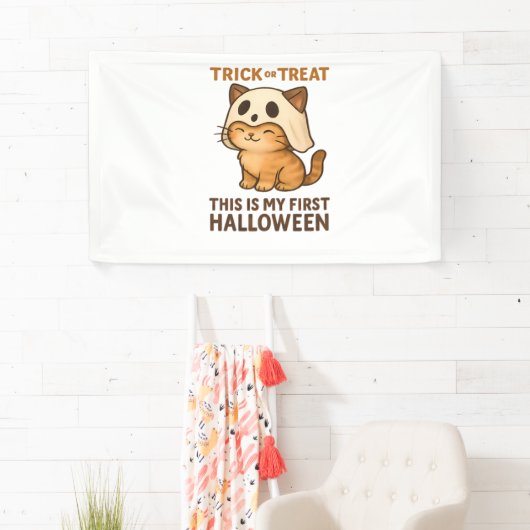 子猫は初めてのハロウィーンの準備ができてマスクを着ている 横断幕 (インサイチュ)