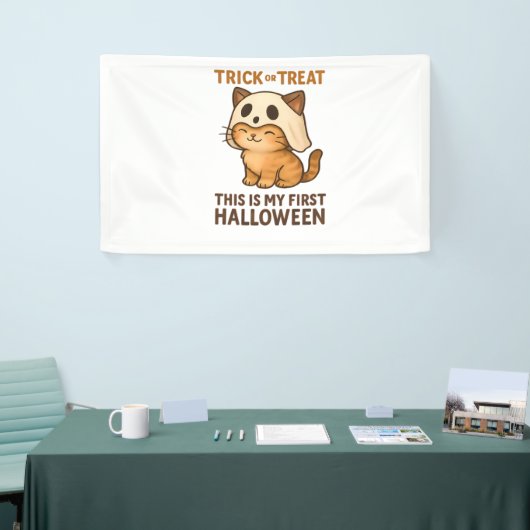 子猫は初めてのハロウィーンの準備ができてマスクを着ている 横断幕 (トレードショー)