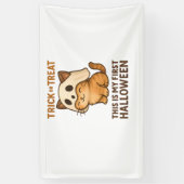 子猫は初めてのハロウィーンの準備ができてマスクを着ている 横断幕 (縦)