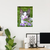 子猫は花の匂いを嗅いだ ポスター (ホームオフィス)