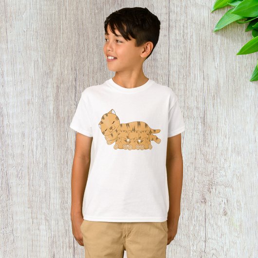 子猫を授乳する眠る猫 Tシャツ