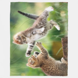 子猫を襲う フリースブランケット