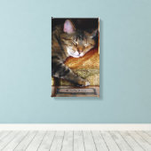 子猫スリーピーブック キャンバスプリント (インサイチュ (ウッドフロア))