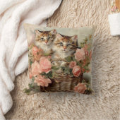 子猫バスケットピンクローズヴィンテージ絵画ズ クッション (ブランケット)