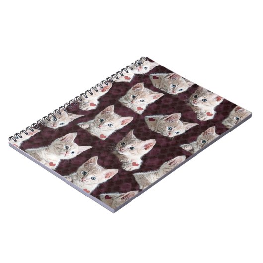 子猫猫はハートのイメージのパターンに直面します ノートブック (左側)