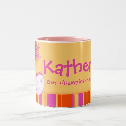 子馬のピンクのチャンピオンの馬のライダーは女の子をマグと名前を挙げます ツートーンマグカップ (中央)