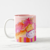 子馬のピンクのチャンピオンの馬のライダーは女の子をマグと名前を挙げます ツートーンマグカップ (左)