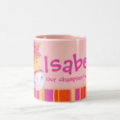 子馬のピンクのチャンピオンの馬のライダーは女の子をマグと名前を挙げます ツートーンマグカップ (中央)