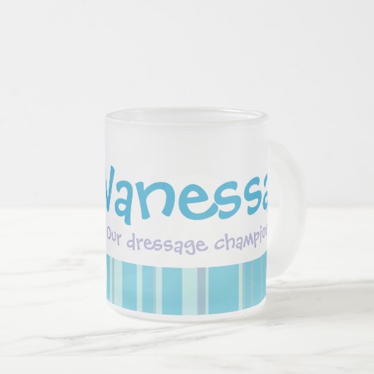子馬の青い馬場馬術のチャンピオンの名前はマグをからかいます フロストグラスマグカップ (正面右)