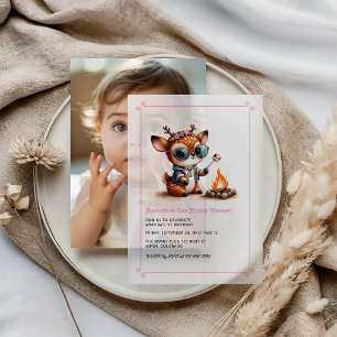 子鹿の女の子 “ワン・ハッピー・キャンパー” 1歳の誕生日パーティー ベラム紙招待状