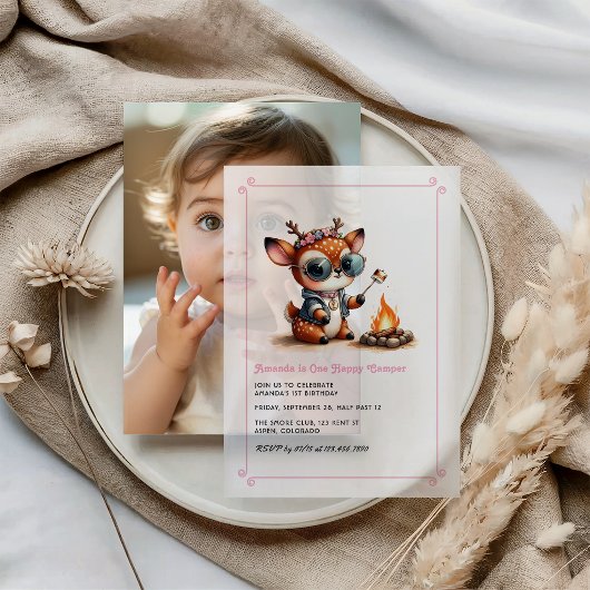子鹿の女の子 “ワン・ハッピー・キャンパー” 1歳の誕生日パーティー ベラム紙招待状