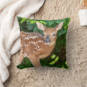 子鹿生まれたばかりののポートレート クッション (ブランケット)