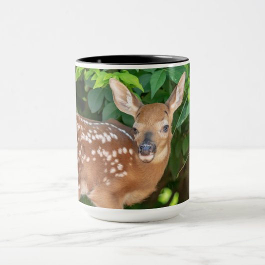 子鹿生まれたばかりののポートレート マグカップ (中央)