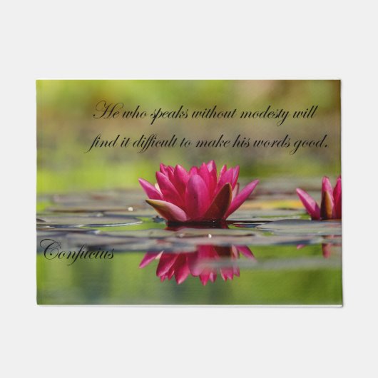 孔子の引用文のアジアのはすの花 ドアマット (正面)