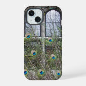 孔雀の羽とゴシック様式の窓 iPhone 16ケース (裏面)