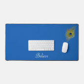 孔雀の羽と書道オンレイクブルー デスクマット (キーボード&マウス)