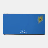 孔雀の羽と書道オンレイクブルー デスクマット (正面)