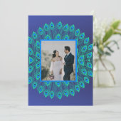 孔雀の羽のモチーフパターン(の模様が)あるブルーグリーン 招待状 (スタンド正面)