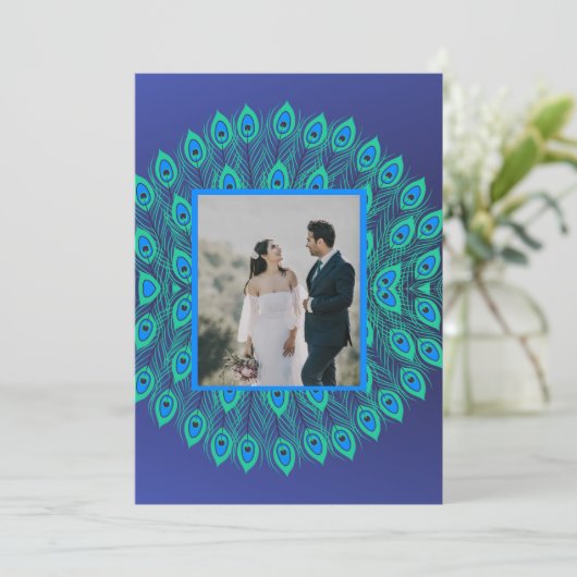 孔雀の羽のモチーフパターン(の模様が)あるブルーグリーン 招待状 (スタンド正面)