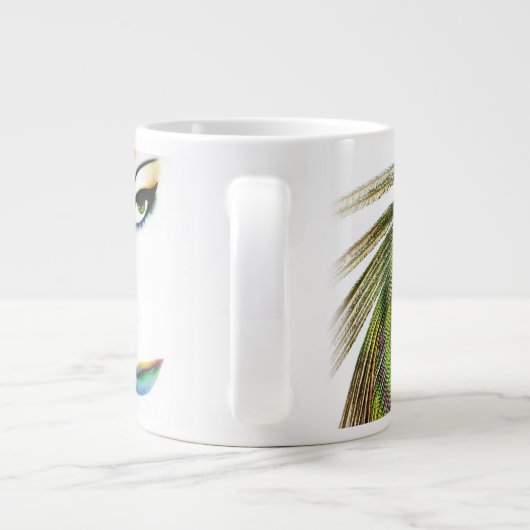 孔雀の羽ジャンボを持つメイクアップアーティスト ジャンボコーヒーマグカップ (裏面)