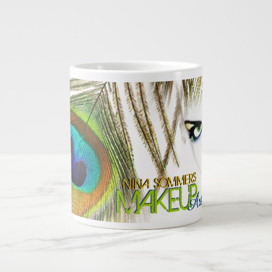 孔雀の羽ジャンボを持つメイクアップアーティスト ジャンボコーヒーマグカップ (正面)