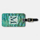 孔雀の鳥羽のティール（緑がかった色）のTurのモノグラムの荷物のラベル ラゲッジタグ (正面横)