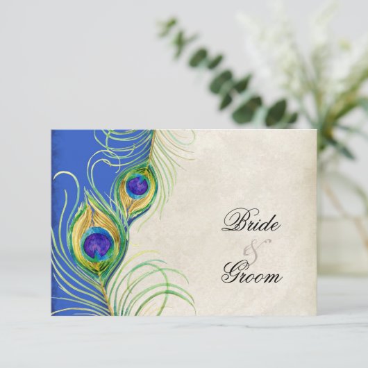 孔雀は青いダマスク織RSVPの応答カードに羽をつけます 出欠カード (スタンド正面)
