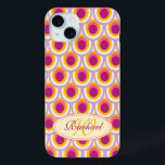 孔雀パターンイエローピンクの名前のケース iPhone 15 MINIケース<br><div class="desc">はっきりしたモダン孔雀のパターン（の模様が）あるグラフィックケース孔雀素晴らしは不死の象徴であるので、不死または永遠に愛する不死の贈り物アイディア。名前とイニシャルでパーソナライズ次の例読: Sarah TrettによるJustine W.オリジナルデザイン。</div>
